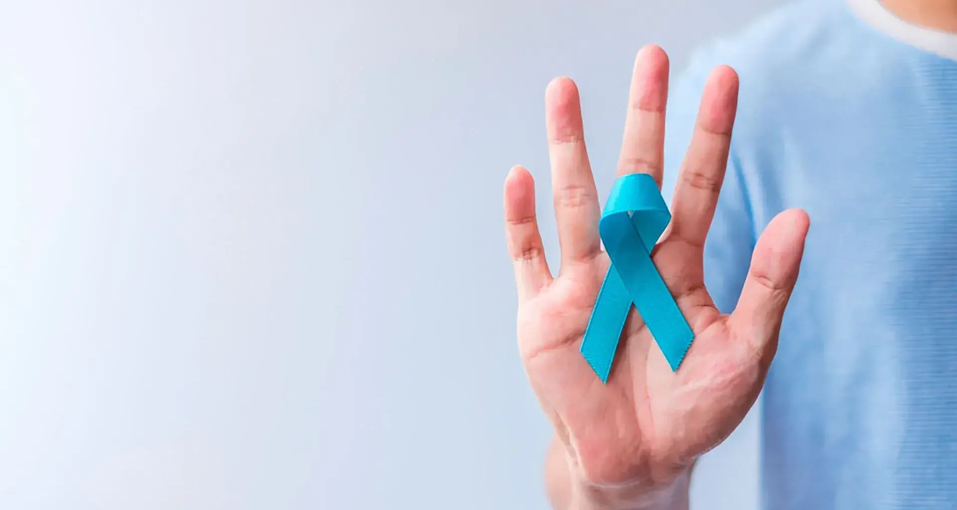 Especialista en Cáncer de Próstata en Nuevo Vallarta
Contar con un especialista en cáncer de próstata en Nuevo Vallarta es fundamental para un diagnóstico temprano y un tratamiento efectivo. Este tipo de cáncer es uno de los más comunes en hombres mayores, pero con atención oportuna, las posibilidades de tratamiento exitoso son muy altas.
¿Qué es el cáncer de próstata?
Es un crecimiento anormal de células en la próstata, una glándula del sistema reproductor masculino. En etapas iniciales puede no presentar síntomas, pero con el tiempo puede afectar la micción y causar molestias pélvicas.
¿Cuáles son los síntomas comunes?
Necesidad frecuente de orinar, especialmente de noche
Flujo urinario débil o interrumpido
Dolor o ardor al orinar
Presencia de sangre en la orina o el semen
Dolor en la parte baja de la espalda o pelvis
¿Cómo se diagnostica el cáncer de próstata?
El especialista realiza pruebas como:
Análisis de sangre (PSA)
Examen de tacto rectal
Biopsia de próstata
Estudios de imagen como ultrasonido o resonancia magnética
¿Cuáles son los tratamientos disponibles?
Dependiendo del estadio del cáncer y la salud del paciente, las opciones incluyen:
Vigilancia activa
Cirugía para extirpar la próstata
Radioterapia
Terapia hormonal
Quimioterapia en casos avanzados
¿Por qué acudir con un especialista en Nuevo Vallarta?
Un urólogo con experiencia en cáncer de próstata ofrece:
Diagnósticos certeros
Tratamientos personalizados
Seguimiento cercano durante todo el proceso
Atención con tecnología avanzada y enfoque humano
Preguntas Frecuentes